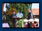 Bürgermeister Georg Otter überreicht dem Jubelverein eine Schützenscheibe